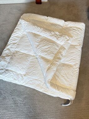Hotel Collection 75% Goose Down Filled Queen Sized Comforter! Mint Condition!